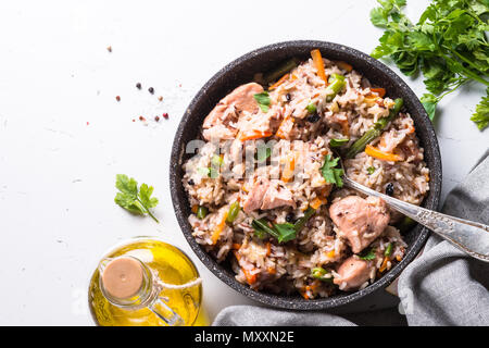 Pilav mit der Türkei Fleisch, Gemüse und Reis auf weißer Tisch. Ansicht von oben. Stockfoto