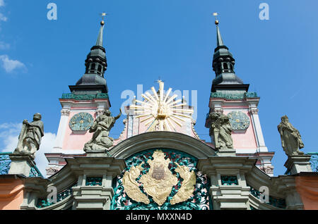 Das Äußere der Tore der Basilika Unserer Lieben Frau von Wallfahrtskirche Heiligenlinde Stadt (Polen). Stockfoto