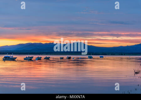 Sonnenuntergang Jackson Lake - Frühjahr Sonnenuntergang leuchtet bewölkter Himmel über einer ruhigen Bucht von Jackson Lake im Grand Teton National Park, Wyoming, USA. Stockfoto