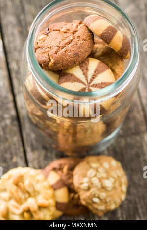 Verschiedene Arten von süßen Plätzchen im Glas. Stockfoto