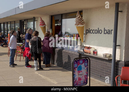 Porthcawl, Mid Glamorgan, Wales, UK. 14. April 2018. UK. UK Wetter. Piccolo Bar, Massen von Urlaubern auf Porthcawl direkt am Meer an einem sonnigen Tag queuin Stockfoto