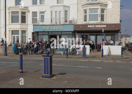 Porthcawl, Mid Glamorgan, Wales, UK. 14. April 2018. UK. UK Wetter. Pietro's Cafe, Massen von Urlaubern auf Porthcawl direkt am Meer an einem sonnigen Tag Schlangen Stockfoto