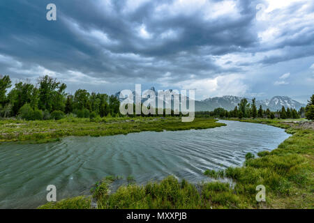 Stürmische Snake River - Frühling Nachmittag Sturm über Snake River an der Basis der Teton Bergkette im Grand Teton National Park, Wyoming, USA. Stockfoto