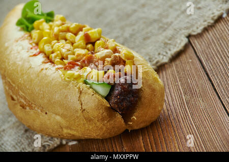 Texas Chili Hund - gekrönt mit herzhaften Texas Chili, frisch geriebener Käse und süße Zwiebel gehackt. Stockfoto