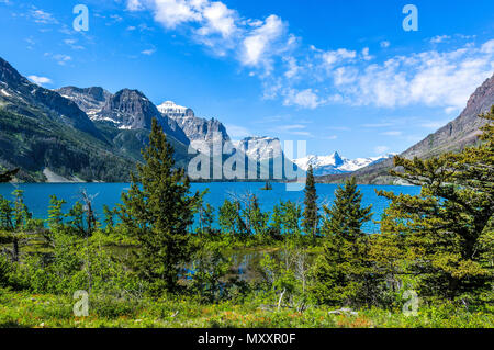 Die Feder am Saint Mary Lake - ein Panorama der hohen Wolken über Saint Mary See und seine umliegenden steilen Berge im Glacier National Park. Stockfoto