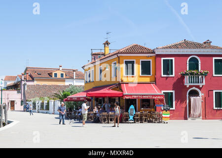 Die bunten Fritto Misto Pizzeria in der Nähe der Vaporetto Station auf der Insel Burano, Venedig, Venetien, Italien, einem beliebten Reiseziel Stockfoto