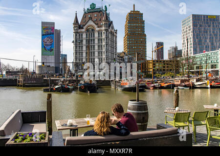 Die Innenstadt von Rotterdam, Oude Haven, historischen Hafen, historische Schiffe, Witte Huis, modernen Bürogebäuden, Wolkenkratzer, Niederlande, Biergarten, Stockfoto