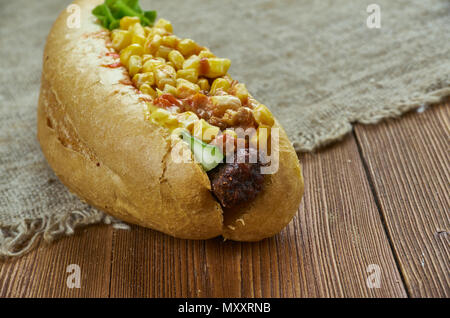 Texas Chili Hund - gekrönt mit herzhaften Texas Chili, frisch geriebener Käse und süße Zwiebel gehackt. Stockfoto