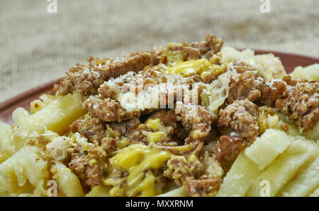 Slow Cooker Chili Con Carne Käse Pommes, Kreolische Contessa - Dies ist Teil einer Mahlzeit aus dem nur Pommes frites. Stockfoto