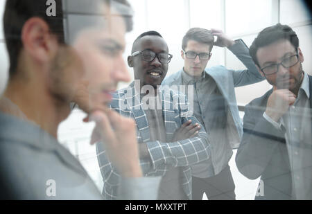 Hinter dem Glas. das Business Team denkt an Ideen für ein neues Projekt. Stockfoto