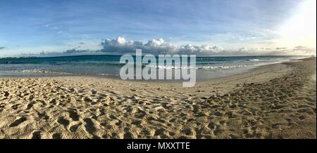 Panorama eines schönen sonnigen Tages am Bayshore / Pebbles Beach (Carlisle Bay) in der Nähe von Bridgetown Barbados (Karibik Insel) - weißer Sand, Wellen, blauer Himmel Stockfoto