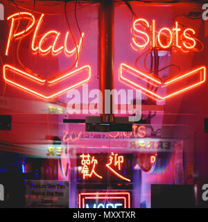 London, UK - Oktober 2017. Rot Neon Lichter auf einem Spiel Haus Fenster in Chinatown in Soho. Quadratischen Format. Stockfoto