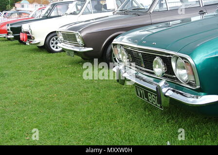 Verschiedene Ford Cortina ist bis auf Anzeige an der Englischen Riviera Classic Car Show, Torquay, Devon, England, UK geparkt Stockfoto