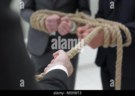 Bis zu schließen. Geschäftsmann zieht die Mitarbeiter Stockfoto