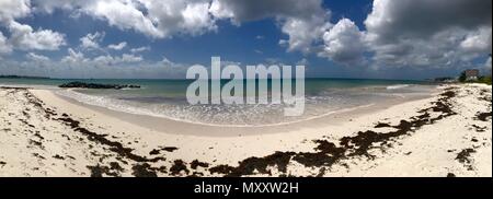 Panorama eines schönen sonnigen Tages am Bayshore / Pebbles Beach (Carlisle Bay) in der Nähe von Bridgetown Barbados (Karibik Insel) - weißer Sand, Wellen, blauer Himmel Stockfoto