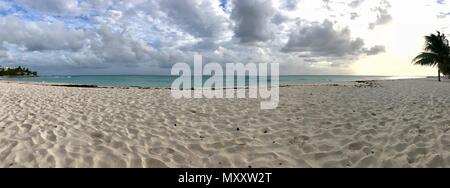 Panorama eines schönen sonnigen Tages am Bayshore / Pebbles Beach (Carlisle Bay) in der Nähe von Bridgetown Barbados (Karibik Insel) - weißer Sand, Wellen, blauer Himmel Stockfoto