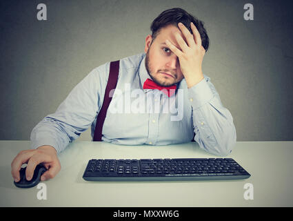 Chunky mann am Tisch lehnte sich auf Hand in Müdigkeit und Kamera in Stress und Müdigkeit Stockfoto