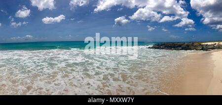 Panorama von einem schönen Tag am Bayshore/Kiesel Strand (Carlisle Bay) in der Nähe von Bridgetown, Barbados (Karibik Insel) - weisser Sand, Wellen und blauer Himmel Stockfoto