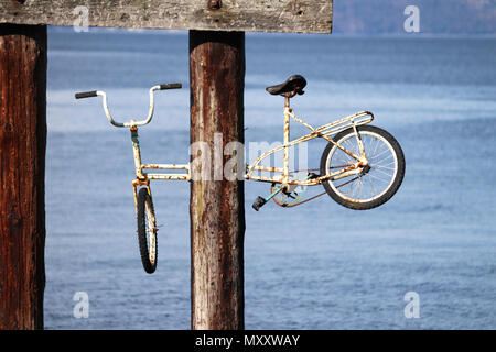 Alten rostigen Fahrrad über Wasser Stockfoto