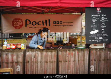 London, UK - Oktober 2017. Japanische Street Food stall in Brockley Markt, Bauernmarkt jeden Samstag in Lewisham statt. Querformat. Stockfoto