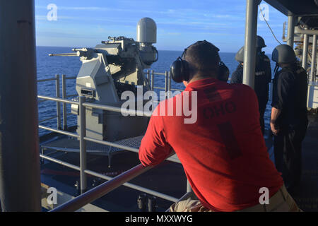 Atlantik (31. 12, 2016) - Segler die remote Abfeuern einer 25-mm-Maschinengewehr beaufsichtigen an Bord amphibisches Schiff USS Iwo Jima (LHD7). Iwo Jima ist unterwegs verfolgen Mobility-Engineering (MOB-E) und Mobility-Seaman (MOB-S) Zertifizierungen als Teil des Schiffes vor der Bereitstellung Qualifizierung. (U.S. Marine Foto von Petty Officer 3. Klasse Evan A. Denny/Freigegeben) Stockfoto