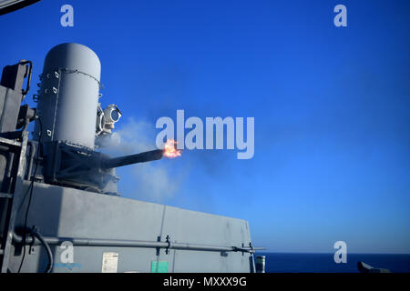 161212-N-DS 065-0110 ATLANTIK (31. 12, 2016) eine enge - in Weapon System (Ciws) ist aus der Ferne an Bord amphibisches Schiff USS Iwo Jima (LHD 7) Während einer Live-fire Übung gefeuert. Iwo Jima ist unterwegs verfolgen Mobility-Engineering (MOB-E) und Mobility-Seaman (MOB-S) Zertifizierungen als Teil des Schiffes vor der Bereitstellung Qualifizierung. (U.S. Marine Foto von Petty Officer 3. Klasse Evan A. Denny/Freigegeben) Stockfoto