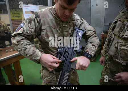 Royal Air Forces Mitglied (Ausbilder) der Gemeinsamen Europäischen Training Team, Nullen der Britischen Soldaten Waffe zu örtlichen Einheiten während der L 85 A2 rifle Kalibrierung bei der Schulung Support Center Benelux 25 m-Indoor Bereich zugewiesen ist, in Chièvres Air Base, Belgien, November 30, 2016. Die britischen Truppen unter Aufsicht der britischen Joint European Training Team (USA ausgebildet Armee Foto durch visuelle Information Specialist Pascal Demeuldre) Stockfoto
