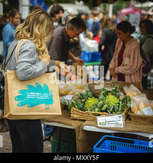 London, UK - Oktober 2017. Menschen einkaufen in Brockley Markt, Markt von einem lokalen Landwirt findet jeden Samstag in Lewisham. Stockfoto