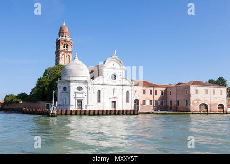 Die Renaissance Fassade und Glockenturm von Chiesa di San Michele in Isola San Michele Island, Venedig, Venetien, Italien. Gebaut 1469. Friedhof Insel. Monas Stockfoto