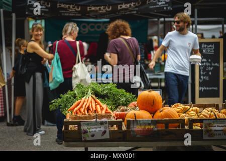 London, UK - Oktober 2017. Menschen einkaufen in Brockley Markt, Markt von einem lokalen Landwirt findet jeden Samstag in Lewisham. Stockfoto