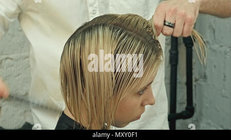 Damen Haarschnitt. Friseur, Schönheitssalon Stockfoto