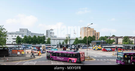 Erhöhter Blick auf den Busbahnhof Buchanan im Stadtzentrum von Glasgow, Schottland, Einzeldeckerbusse, Busse, Doppeldeckerbusse. VEREINIGTES KÖNIGREICH Stockfoto