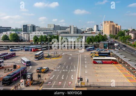 Ansicht der Buchanan Bus Station, im Stadtzentrum von Glasgow, mit Caledonian University im Hintergrund. Dies ist Glasgow Busbahnhof, Stockfoto