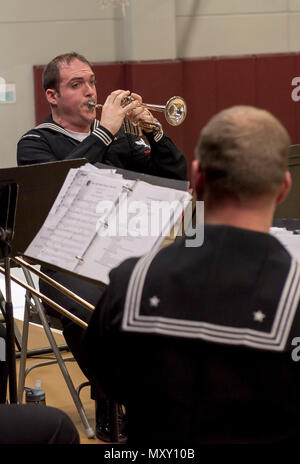 Während eines Feiertagskonzerts an der Central Kitsap Middle School in Silverdale, Washington, am 14. Dezember 2016 spielt ein Mitglied des Brass Quintetts der Navy Band Northwest Trompete. Dies war das erste Mal, dass das Quintett in der Schule auftrat. Das Ensemble bestand aus Trompete, Posaune, Horn und Tuba und spielte traditionelle Weihnachtsmusik. Die Veranstaltung unterstreicht das Engagement der Navy für Musik, Community Engagement und Unterstützung von Bildungsprogrammen durch Live-Auftritte und kulturelle Bereicherung. Stockfoto