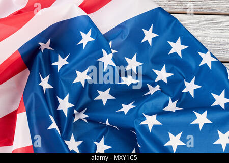 Close up zerknittert Flagge der USA auf Holz. Amerikanische Flagge auf vintage Holzbretter. Symbole, Geschichte, Traditionen. Stockfoto
