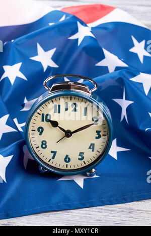 Flagge der USA und blau Wecker. Patriotische amerikanische Flagge und retro Wecker, Bild vertikal. Zeit zu stimmen. Stockfoto