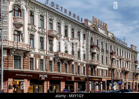 Apartment Gebäude und Geschäfte in Odessa, Ukraine Stockfoto