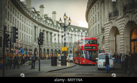 London, UK - Oktober 2017. Der Regent Street und Piccadilly Circus entfernt. Querformat. Stockfoto