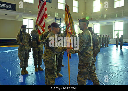 Command Sgt. Maj. James A. LaFratta, eingehende 173Rd Brigade Support Bataillons, 173Rd Airborne Brigade command Sgt. Maj., links, erhält die Flagge von Oberstleutnant Jeffrey Reibestein, rechts, Kommandant der Feuerwehr 173rd Support Bataillons, 173Rd Airborne Brigade während der Änderung der Verantwortung Zeremonie für 173Rd Brigade Support Bataillons, 173Rd Airborne Brigade an Caserma Del Din in Vicenza, Italien, Dez. 13, 2016. Die 173Rd Airborne Brigade in Vicenza, Italien, ist die Armee Contingency Response Force in Europa, und ist in der Lage, Kräfte zu leiten, um die volle Reichweite der militärischen Operationen ein Stockfoto