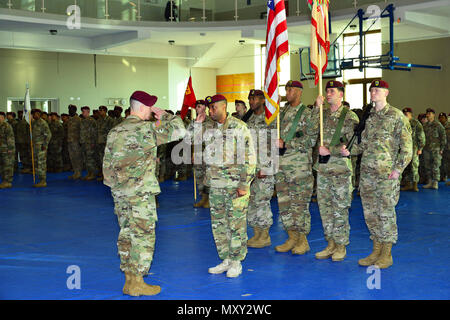 Eingehende Befehl Sgt. Maj. James A. LaFratta, Links, Annahmen von Sgt. 1. Klasse Dwayne T. Cottoner, 173Rd Brigade Support Bataillons, 173Rd Airborne Brigade first Sergeant, während ein Wechsel der Verantwortung Zeremonie an Caserma Del Din in Vicenza, Italien, Dez. 13, 2016. Die 173Rd Airborne Brigade in Vicenza, Italien, ist die Armee Contingency Response Force in Europa, und ist in der Lage, Kräfte projizieren die vollständige Palette von militärischen Operationen über den Vereinigten Staat in Europa, Zentral- und Südafrika Befehle Verantwortungsbereiche zu führen. (U.S. Armee Foto von visuellen Informationen Spezialist Stockfoto