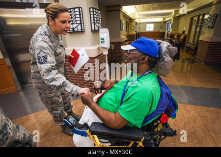 Master Sgt. Jamie Ludy, Links, 177Th Maintenance Squadron, bietet Air Force Vietnam Veteran Ed Taylor eine Karte in der 16. jährlichen Urlaub ongfest' an der New Jersey Veterans Memorial Home in Vineland, N. J., Dez. 13, 2016. Mehr als 80 Viertklässler aus der Seaview Volksschule in Linwood, N.J., und 18 Flieger sang holiday Songs und ausgeteilten Karten zu den Bewohnern des Hauses während der Veranstaltung. (U.S. Air National Guard Foto von Master Sgt. Mark C. Olsen/Freigegeben) Stockfoto