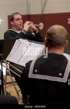 161214-N-ZP 059-046 Silverdale Washington, (31. 14, 2016) Petty Officer 3. Klasse Daniel Arute, Mitglied der Marine Band Nordwesten Blechbläserquintett, spielt seine Trompete bei einem Urlaub Konzert im Central Kitsap mittleren Schule. Dies war das erste Mal, dass die Blechbläser Quintett hat an der Central Kitsap Middle School gespielt. (U.S. Marine Foto von Petty Officer 2. Klasse Jakob G. Sisco/Freigegeben) Stockfoto