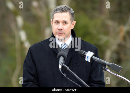 Am 14. Dezember 2016 vollendeten Beamte und das US Army Corps of Engineers Nashville District das North Murfreesboro Greenway Project in Murfreesboro, Tennessee. Das Projekt umfasste Wanderwege, Wanderwege, Radwege und Reitwege am Walter Hill Trailhead. USACE und Auftragnehmer haben Parks, Freizeitangebote, Umweltschutz und öffentlichen Zugang verbessert. Bei der Zeremonie wurden Bauarbeiten, Engagement, Engagement der Gemeinde und nachhaltige Wanderwege entlang des Stones River und der East Fork Waterways gewürdigt. Stockfoto