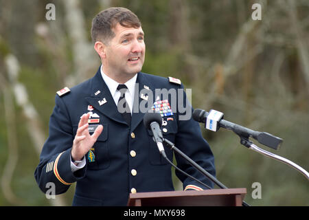 Am 14. Dezember 2016 feierte das U.S. Army Corps of Engineers Nashville District die Fertigstellung des North Murfreesboro Greenway Project in Murfreesboro, Tennessee. Das Projekt umfasst Wanderwege, Radwege und Reitwege am Walter Hill Trailhead. Bandschnitt anerkannter Bauabschluss, öffentlicher Zugang, Umweltschutz, Freizeitgestaltung und Engagement in der Gemeinde. USACE koordinierte sich mit Auftragnehmern und Stadtbeamten, um eine nachhaltige Pfadinfrastruktur entlang der Wasserstraßen Stones River und East Fork bereitzustellen. Stockfoto