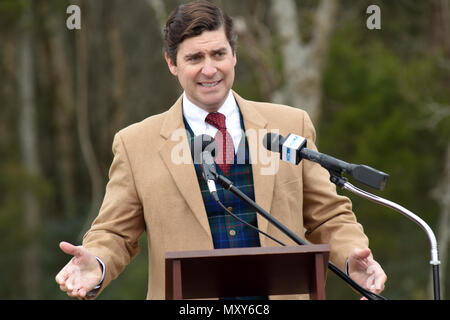 Das North Murfreesboro Greenway Project wurde am 14. Dezember 2016 in Murfreesboro, Tennessee, mit einer Zeremonie zum Bandschnitt gefeiert. Das Projekt umfasst Wander-, Rad- und Reitwege, die den Walter Hill Trailhead mit lokalen Erholungsgebieten verbinden. Die Leitung des stadtrates, des Bürgermeisters und der Parks and Recreation Commission unterstützte die Planung und Entwicklung. Das U.S. Army Corps of Engineers Nashville District überwachte zusammen mit Bauunternehmern den Bau, die Umweltbelange und den Einsatz des Multi-Use Greenway. Stockfoto