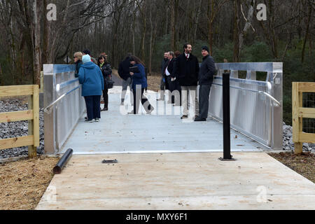 Das U.S. Army Corps of Engineers Nashville District schloss sich mit der Stadt Murfreesboro (Tennessee) zusammen, um das North Murfreesboro Greenway Project fertigzustellen, das am 14. Dezember 2016 offiziell eingeweiht wurde. Das Projekt umfasst Wander-, Rad- und Reitwege am Walter Hill Trailhead, die Erholungsmöglichkeiten entlang des Stones River East Fork bieten. Die Entwicklung umfasste die Bauaufsicht durch CGGS Inc. Und Adams Contracting LLC, wobei der Schwerpunkt auf Umweltverantwortung, Engagement der Gemeinschaft und verbessertem Zugang der Öffentlichkeit zu Parks und Freizeitaktivitäten im Freien lag. Stockfoto