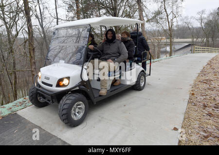 Community-Mitglieder besichtigen das neu fertiggestellte North Murfreesboro Greenway Project am 14. Dezember 2016 nach einer Zeremonie zum Bandschnitt. Der Weg wurde vom U.S. Army Corps of Engineers Nashville District in Zusammenarbeit mit Murfreesboro, Tennessee, entwickelt und bietet Wanderungen, Radtouren und Reitmöglichkeiten am Walter Hill Trailhead entlang des Stones River East Fork. Das Baugewerbe wurde von CGGS Inc. Und Adams Contracting LLC verwaltet, um die öffentliche Freizeitgestaltung, die Umweltverantwortung und die Gemeindekonnektivität durch die Erschließung zugänglicher Greenways zu verbessern. Stockfoto