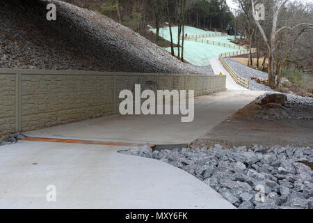 Das U.S. Army Corps of Engineers Nashville District und die Stadt Murfreesboro, Tennessee, feierten am 14. Dezember 2016 die Fertigstellung eines neuen Abschnitts des North Murfreesboro Greenway Project. Der Walter Hill Trailhead bietet Möglichkeiten zum Wandern, Radfahren und Reiten entlang des Stones River East Fork. Das Projekt, das von CGGS Inc. Und Adams Contracting LLC verwaltet wird, verbessert die öffentliche Erholung, den Umweltschutz und den Zugang der lokalen Bevölkerung zu grünen Wegen und Outdoor-Wegen. Stockfoto
