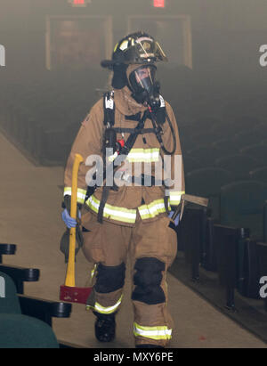 Ein Feuerwehrmann aus dem 60. Bauingenieur Squadron führt eine Schleife durch eine Rauch Gebäude, Dez. 9, 2016, Travis Air Force Base, Calif. Die 60th Air Mobility Wing vor kurzem ein Inspektor allgemeine Inspektion Flieger Reaktion auf einen Notfall entwickeln einer simulierten Explosion einer großen "schmutzige Bombe" für die Bewertung innerhalb der base Theater gelegt. Während der Untersuchung sind mehrere Szenarien geschehen gleichzeitig zu ermöglichen Inspektionsteams zu Befähigung jeder Einheit analysieren die Mission (USA effektiv abgeschlossen Air Force Foto von Heide Couch) Stockfoto