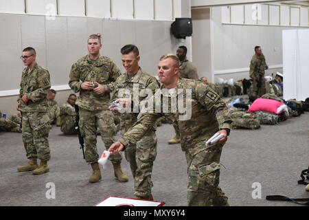 Soldaten der 1156Th Ingenieur Unternehmen zugeordnet ist, um ein Spiel von cornhole während der letzten Stunden spielen stateside an den Silas L. Copeland Anreise/Abreise Airfield Control Group, 1. Dezember 2016. (U.S. Armee Foto von Adam Holguin) Stockfoto